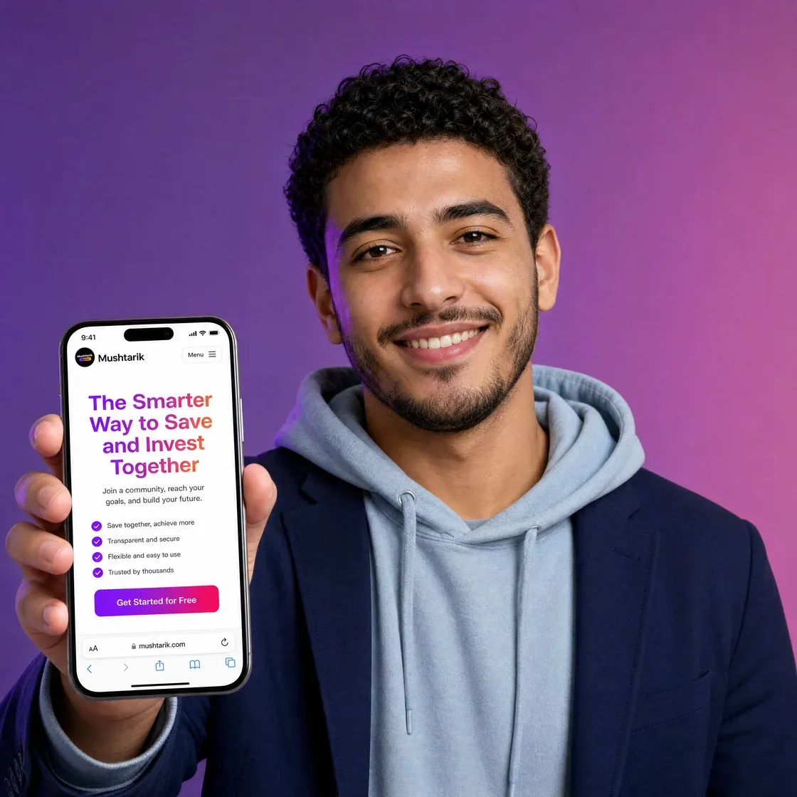 Ambassadeur Mushtarik présentant la plateforme sur son téléphone