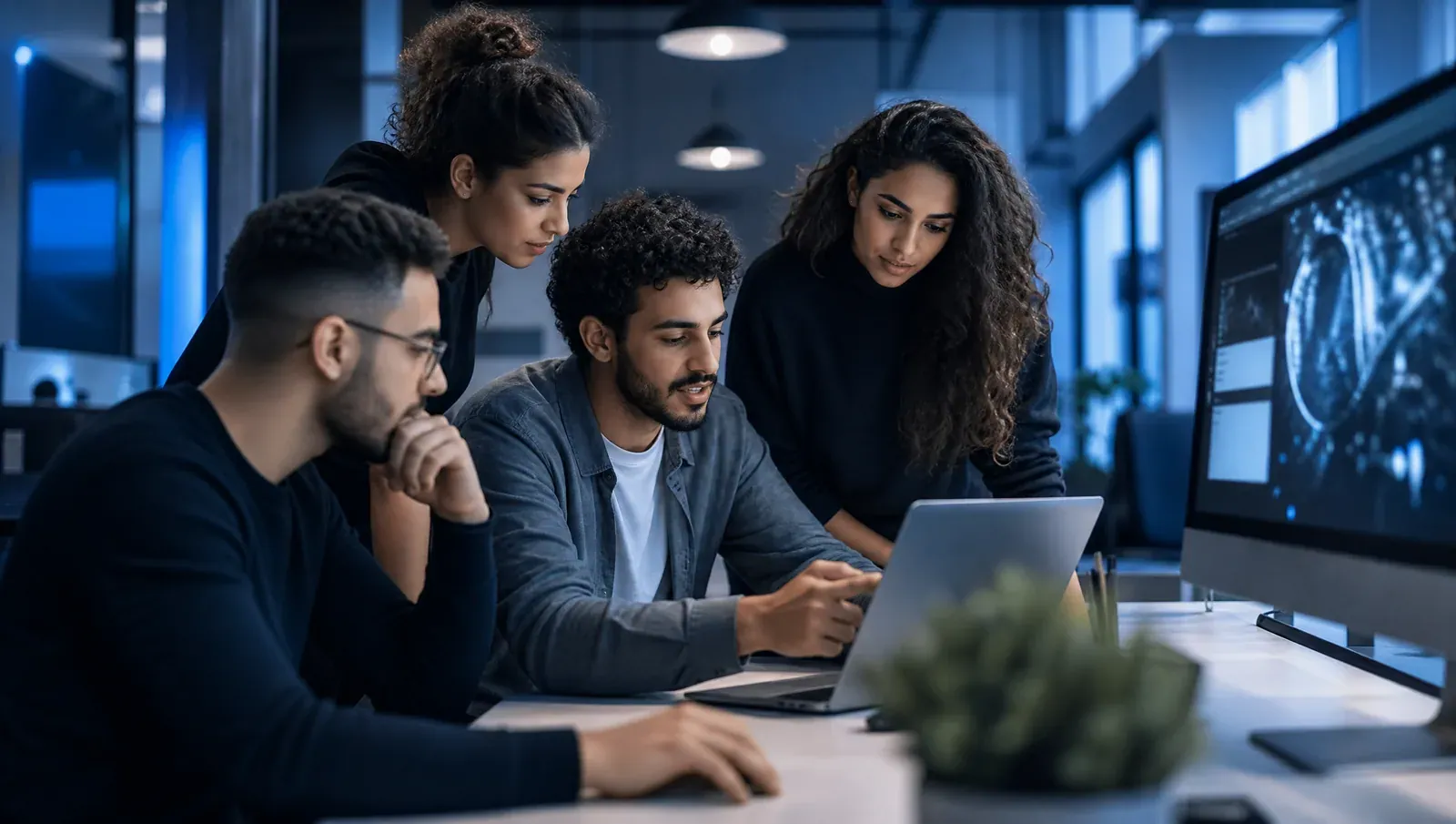Équipe d'agence et de startup collaborant au bureau